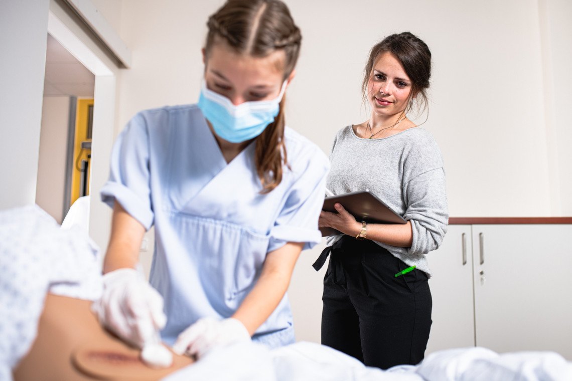 Wundversorgung am Simulator Ausbildung Pflege